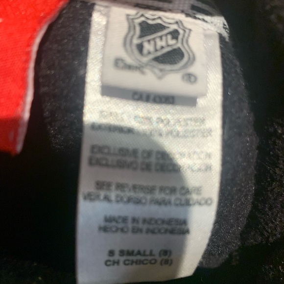 Reebok Pittsburgh Penguin 1/4 Zip Kids’ Black Pullover with embroidered Penguin - Picture 4 of 5